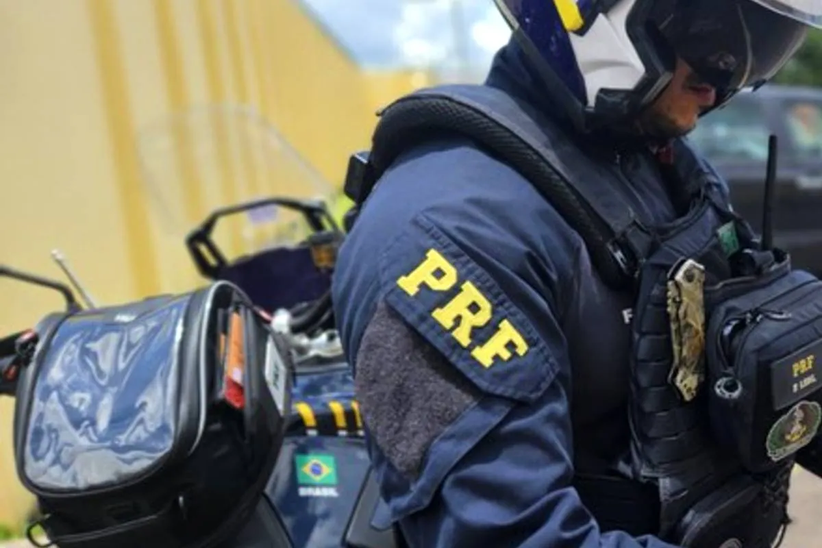 Imagem mostra um policial rodoviário federal.