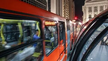 Idoso morre atropelado por ônibus biarticulado no Centro de Curitiba