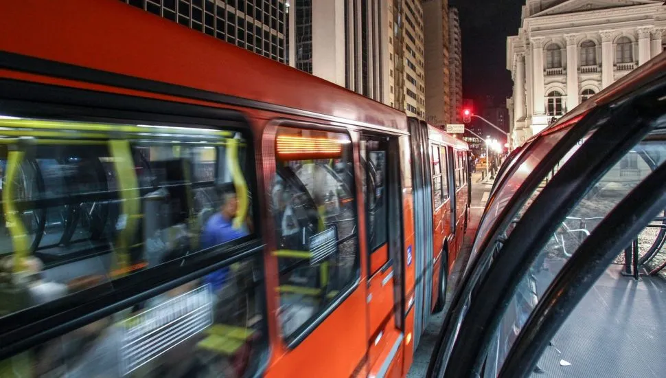 Biarticulado na Estação Central, no Centro de Curitiba.