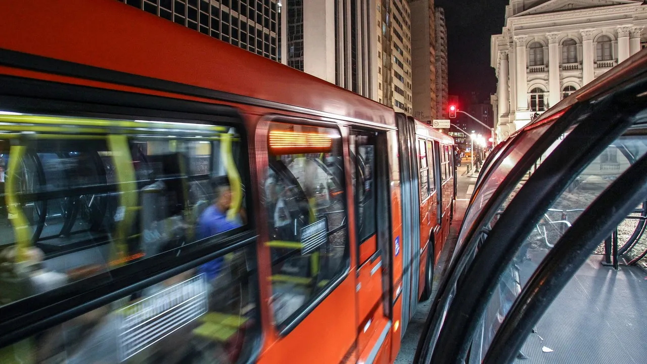 Biarticulado na Estação Central, no Centro de Curitiba.