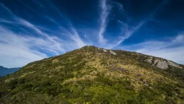 Jovem sofre queda grave de cume do Anhangava, na RMC