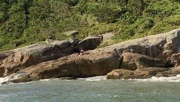 Turista fica presa nas pedras da Ilha do Mel e pede ajuda aos bombeiros