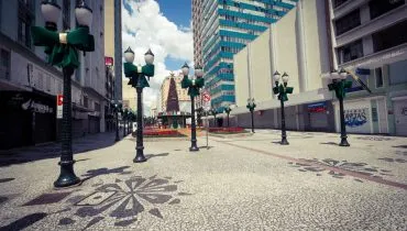 Calçadão da Rua XV, no Centro.