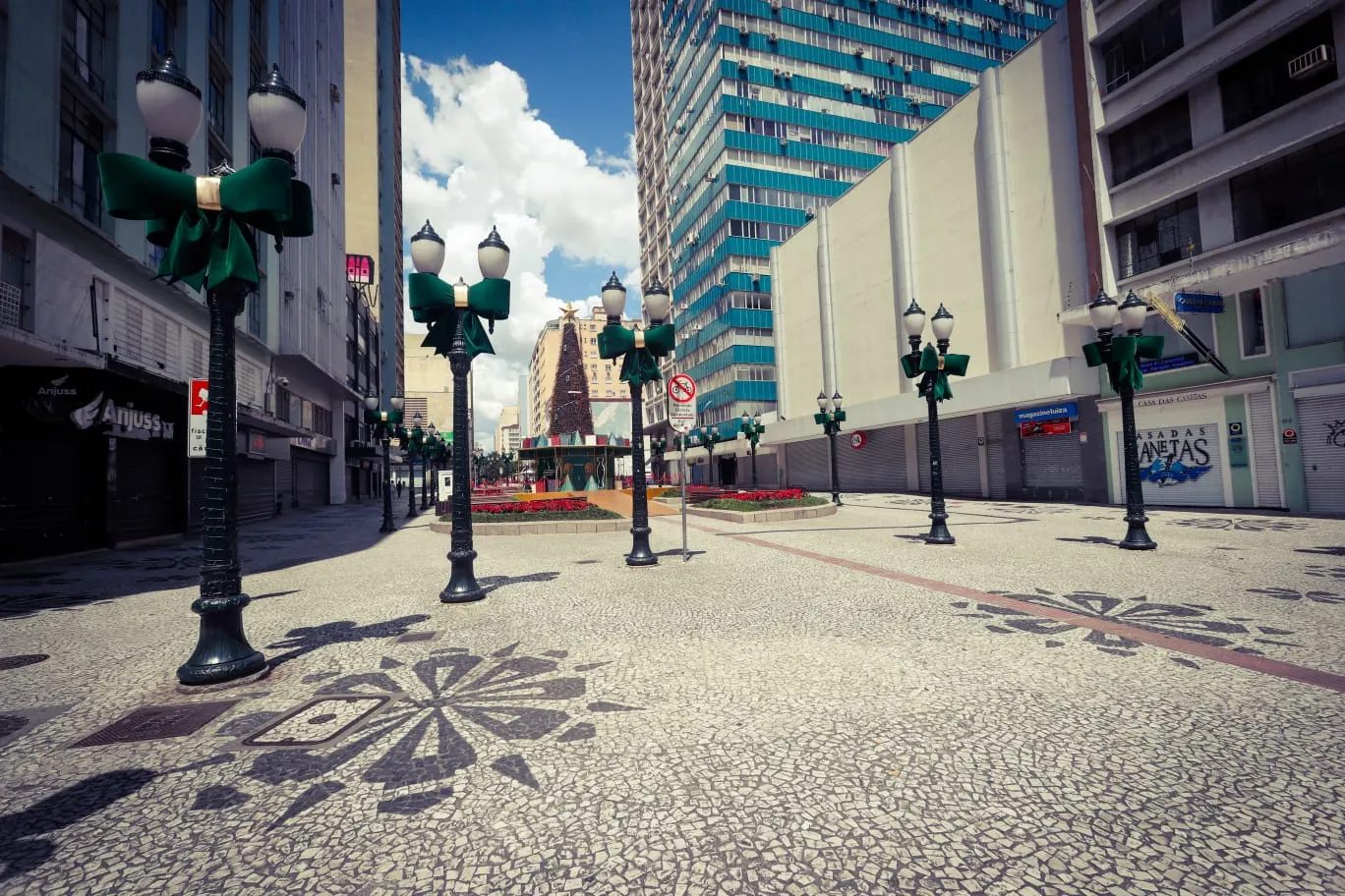 Calçadão da Rua XV, no Centro.