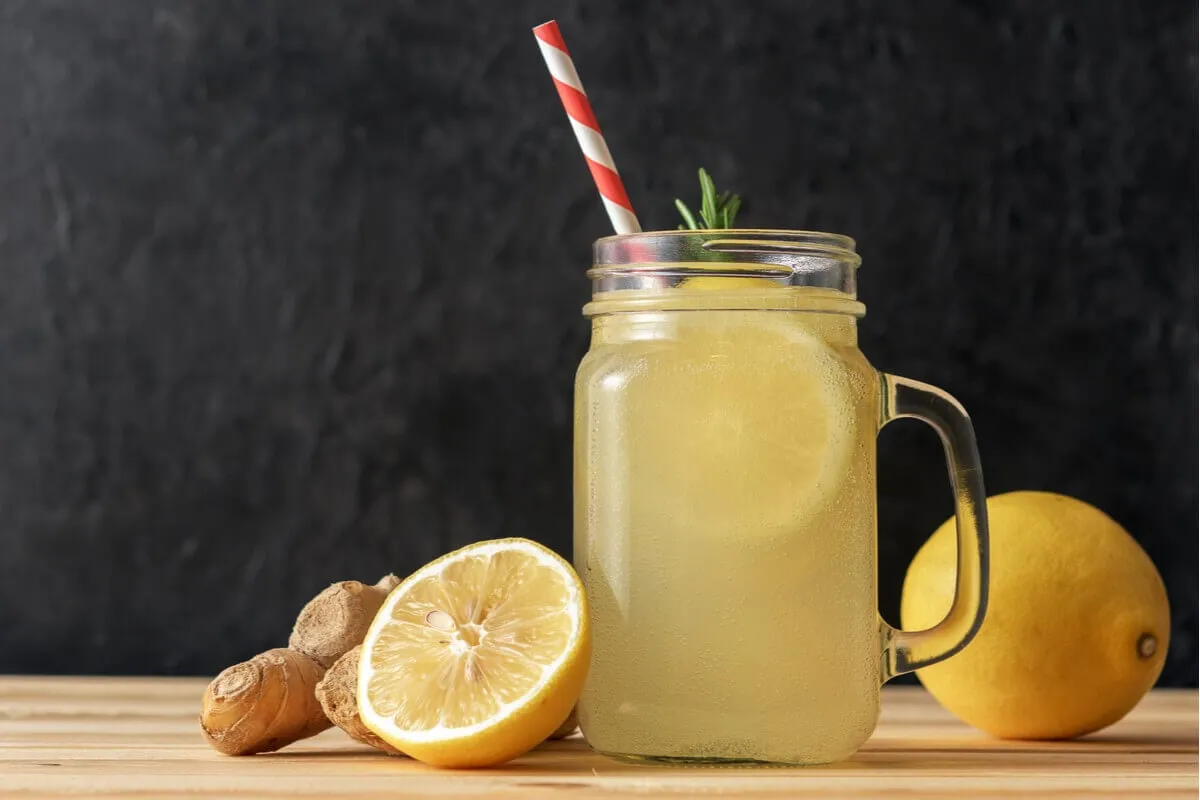 Caneca com suco de limão e gengibre