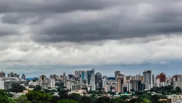 Curitiba e mais 314 cidades do Paraná recebem alerta laranja para tempestade