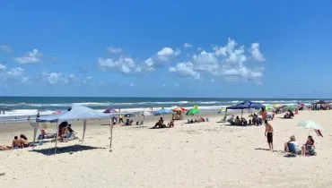 Jovem fica 10 minutos submerso e é resgatado de mar em Pontal do Paraná