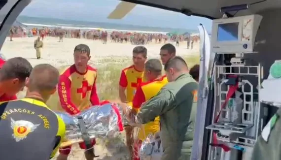 Jovem fica 10 minutos submerso e é resgatado de mar em Pontal do Paraná