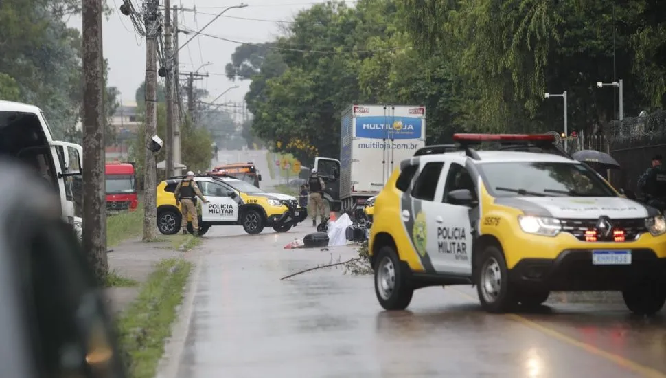 Acidente grave com atropelamento fatal no bairro Fazendinha, em Curitiba.