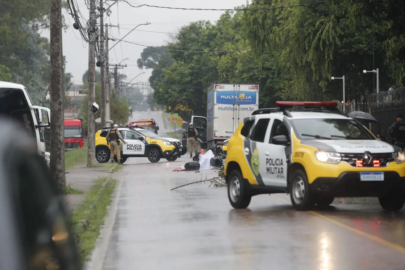 Acidente grave com atropelamento fatal no bairro Fazendinha, em Curitiba.