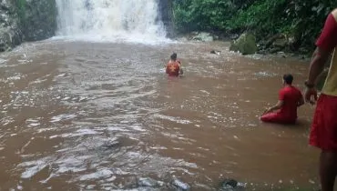 Homem e adolescente morrem afogados em cachoeira no Litoral