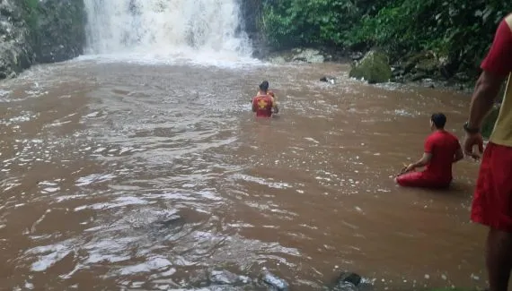 Homem e adolescente morrem afogados em cachoeira no Litoral