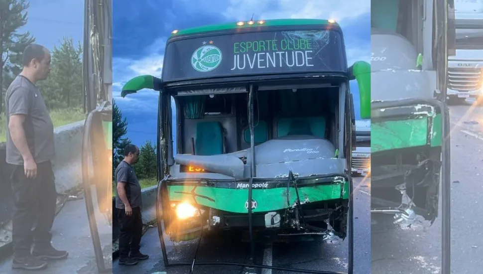 Imagem mostra um ônibus acidentado