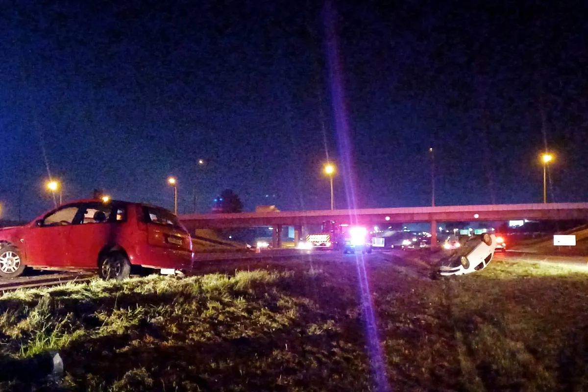 Imagem noturna mostra a cena de um acidente na BR-376