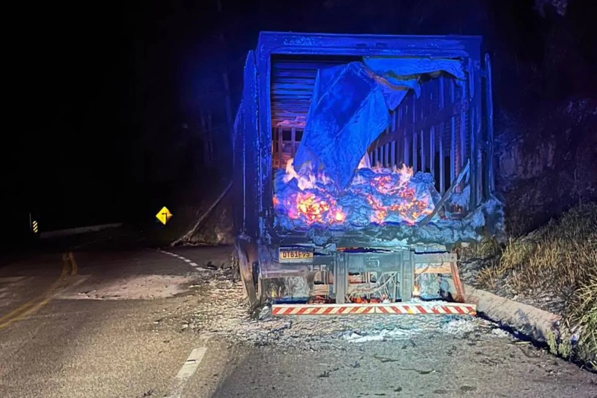 Imagem mostra um caminhão de carvão completamente incendiado na Grande Curitiba.