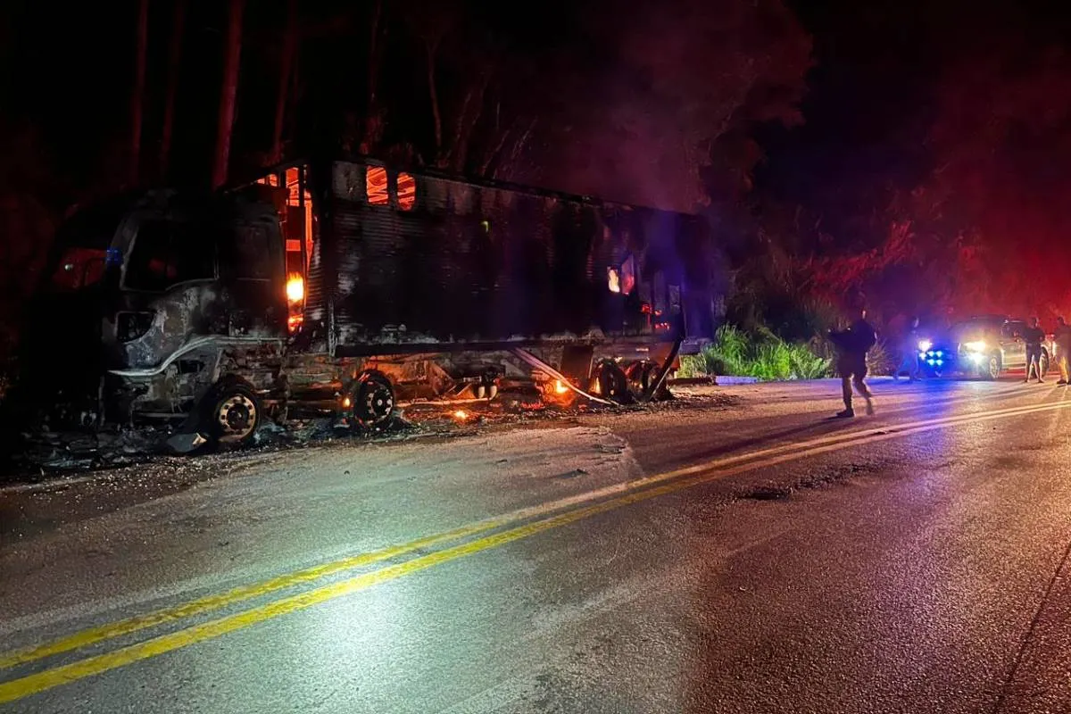 Imagem mostra um caminhão de carvão completamente incendiado na Grande Curitiba.