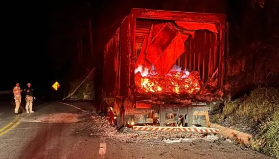 Incêndio em caminhão carregado com carvão deixa veículo destruído na RMC; Vídeo!