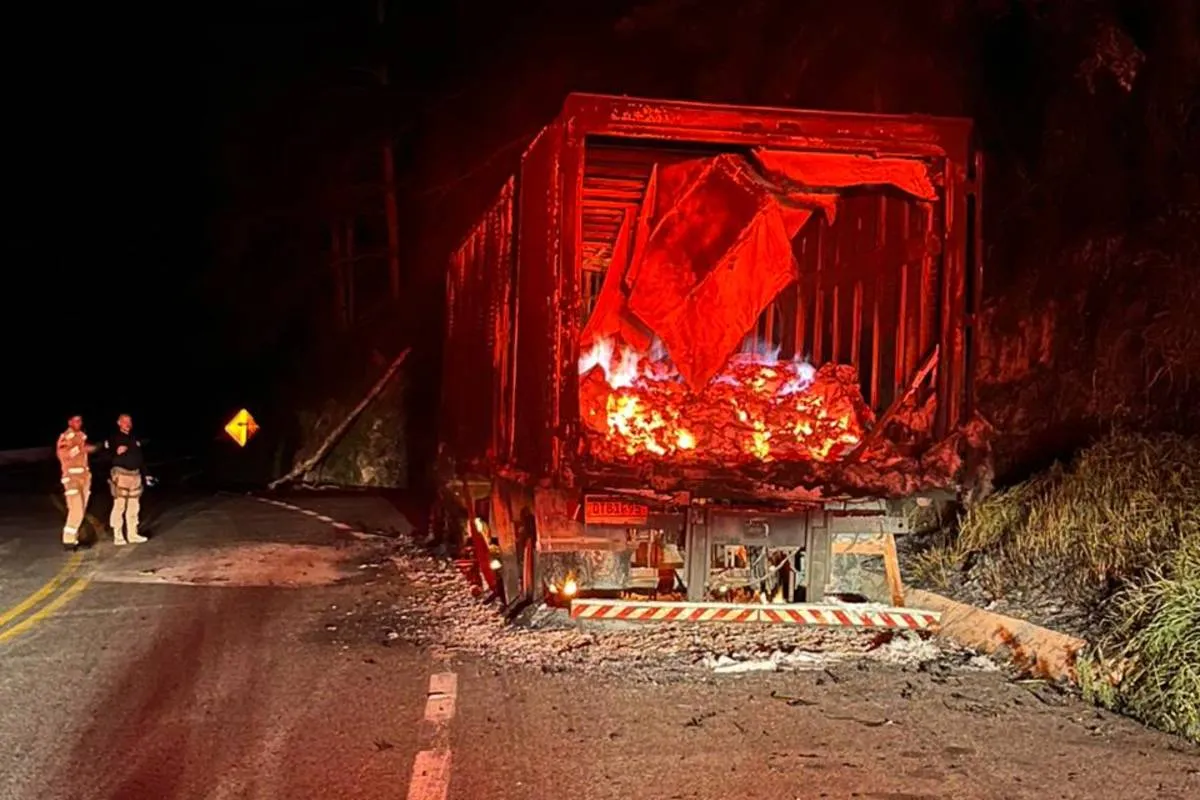 Imagem mostra um caminhão de carvão completamente incendiado na Grande Curitiba.