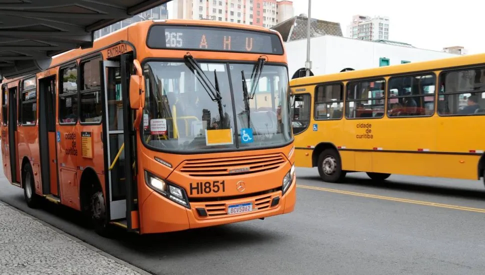 Imagem mostra um ônibus do transporte coletivo de Curitiba.