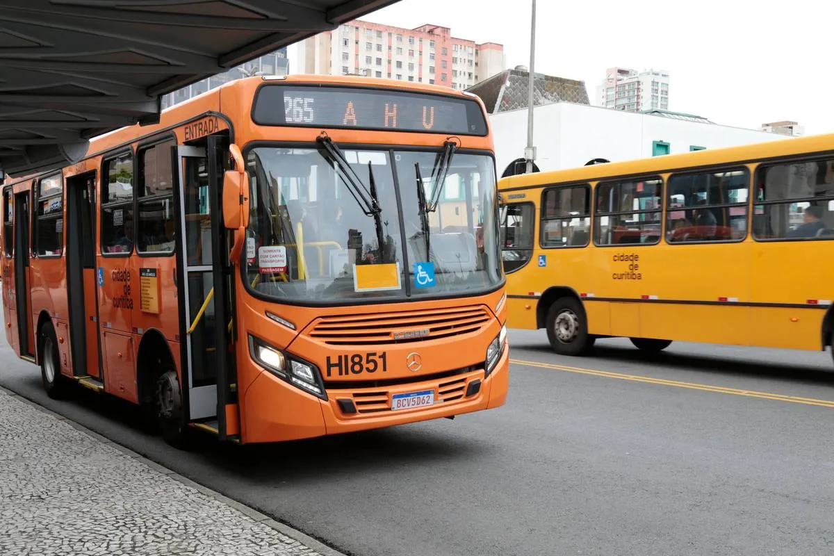 Imagem mostra um ônibus do transporte coletivo de Curitiba.