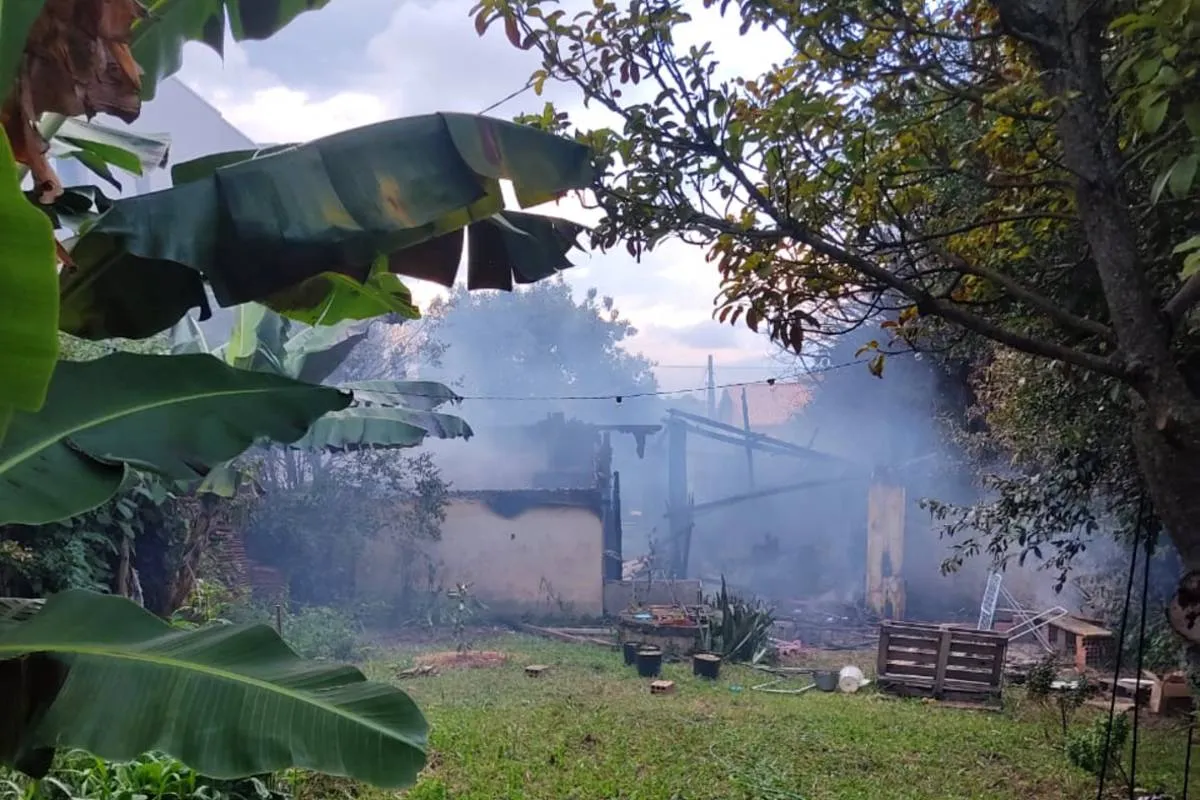 Imagem mostra um jarim de uma casa em chamas