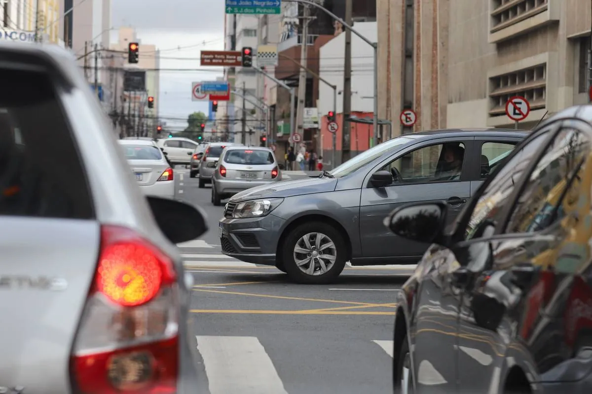 Imagem mostra carros em uma rua de Curitiba.