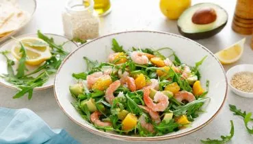 5 saladas ricas em proteínas para o verão