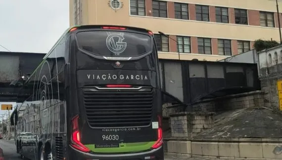 Ônibus fica preso na Ponte Preta e complica trânsito em Curitiba