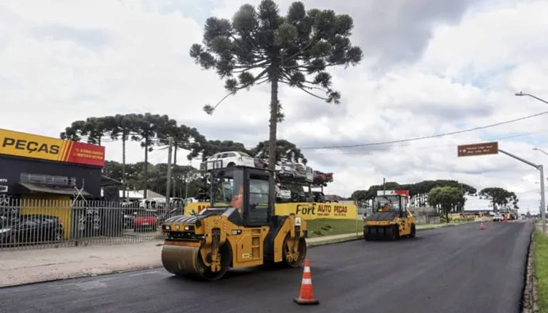 Rua importante de bairro de Curitiba ganha novo asfalto com nova tecnologia