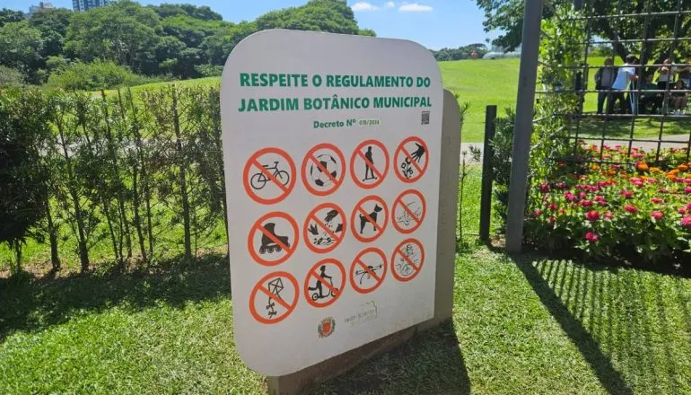 Imagem mostra a lista enorme de proibições no Jardim Botânico de Curitiba.