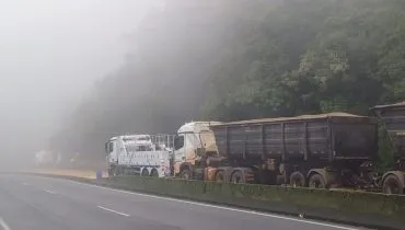 Caminhão tomba e interdita parcialmente BR-277, no litoral do Paraná