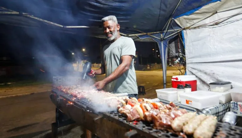 Qual é o segredo? Barraca de espetinhos conquista a grande Curitiba