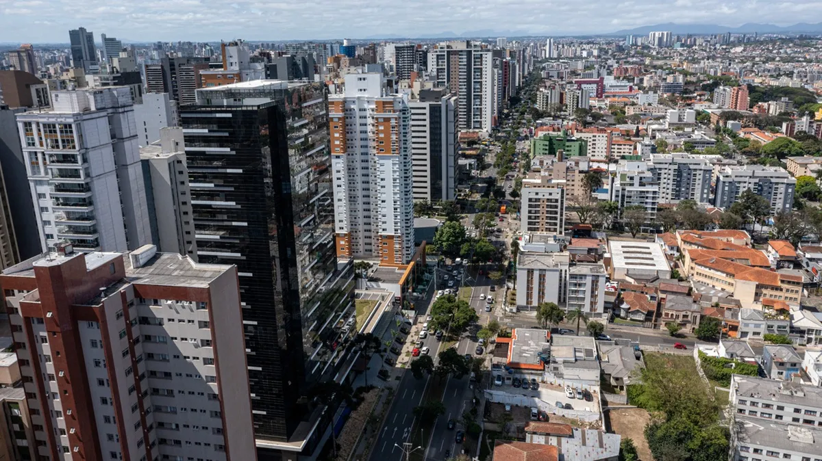 Prédio e ruas de Curitiba