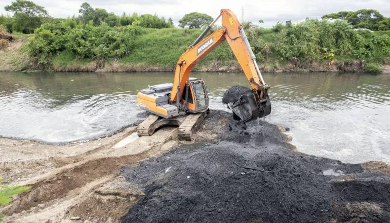 Rio que corta 37 bairros de Curitiba passa por grande limpeza