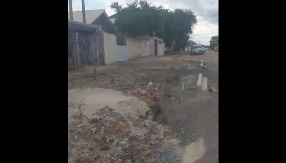 Crateras e calçadas destruídas: moradores vivem drama com obra em Curitiba