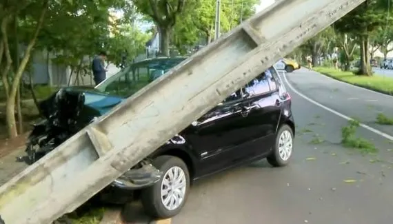 Principal avenida de bairro de Curitiba é bloqueada após grave acidente