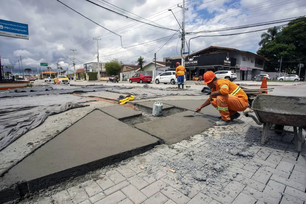 Imagem mostra trabalhadores em uma obra.