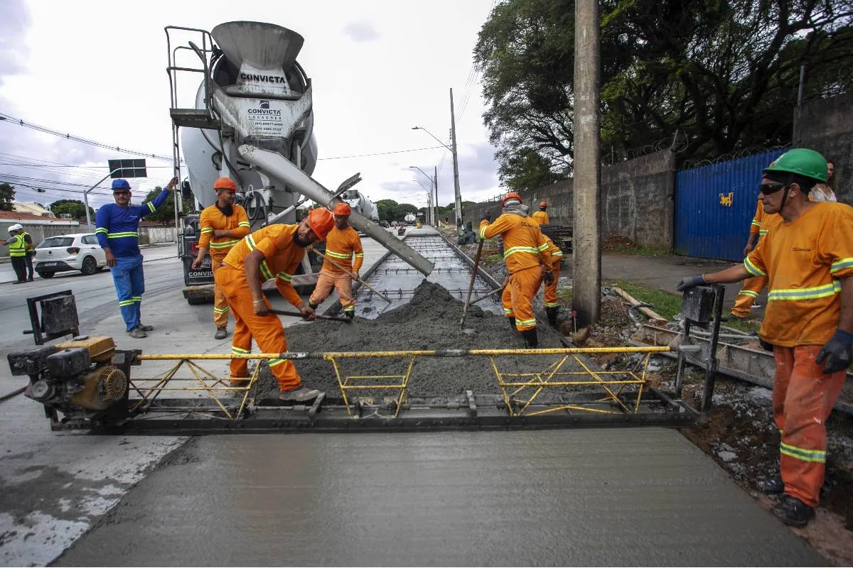 Imagem mostra trabalhadores em uma obra.