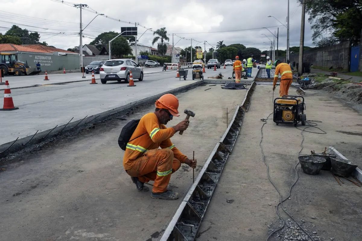 Imagem mostra trabalhadores em uma obra.