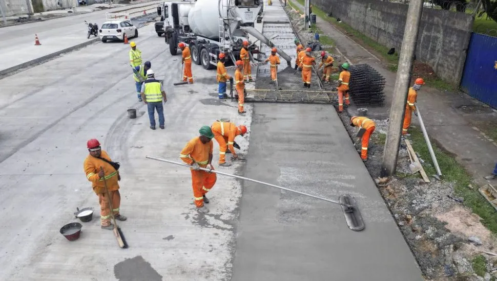 Imagem mostra trabalhadores em uma obra.