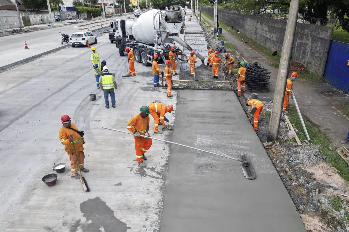 Imagem mostra trabalhadores em uma obra.