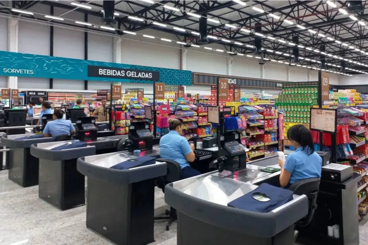 Imagem mostra o interior de um supermercado no Brasil.