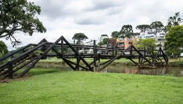 Tradicional ponte de madeira do Parque Barigui é interditada; veja o que aconteceu