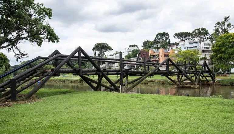 Tradicional ponte de madeira do Parque Barigui é interditada; veja o que aconteceu