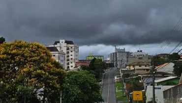 Alerta amarelo é atualizado e prevê tempestade para Curitiba