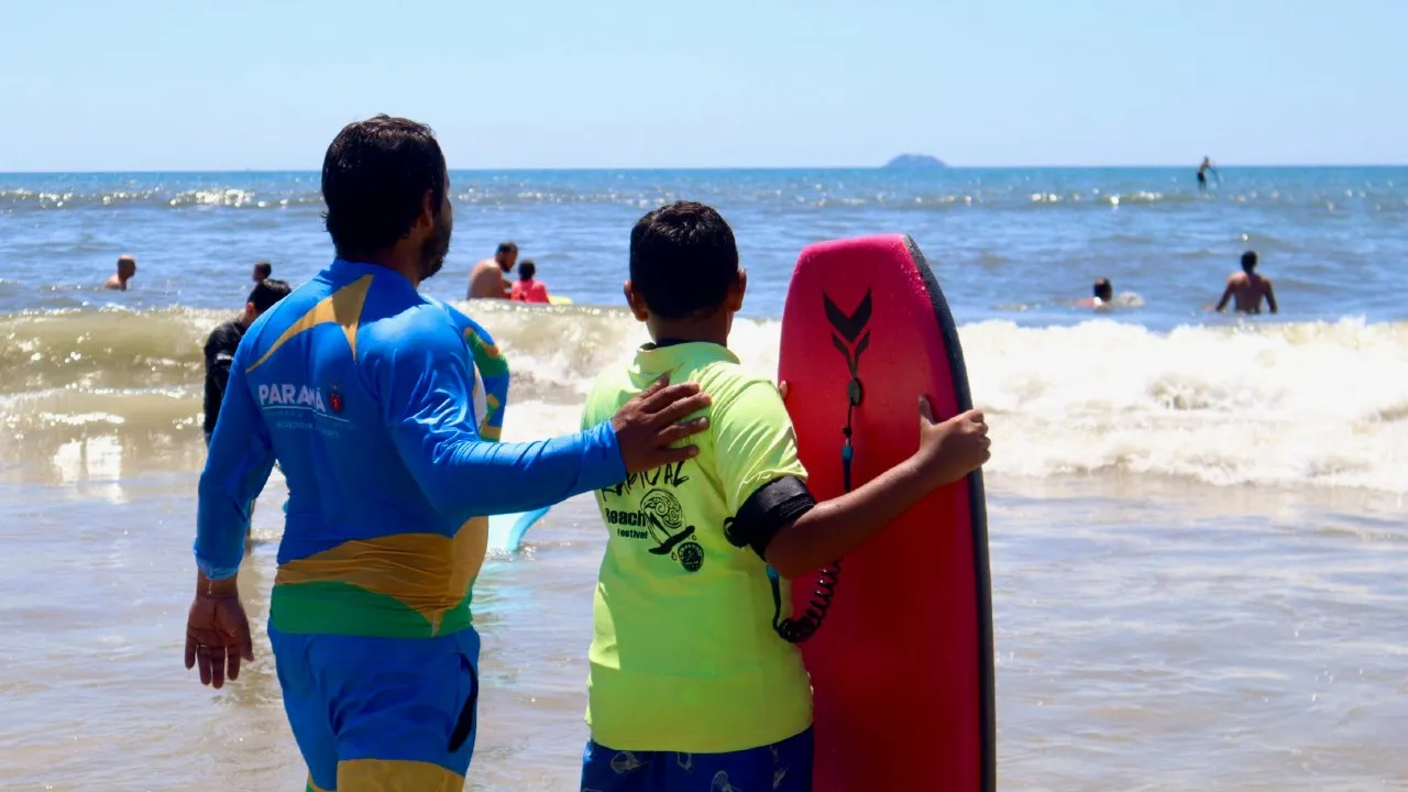 Aula de bodyboarding.