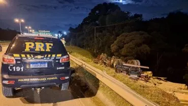 Caminhão tomba e motorista morre na BR-116, em Curitiba