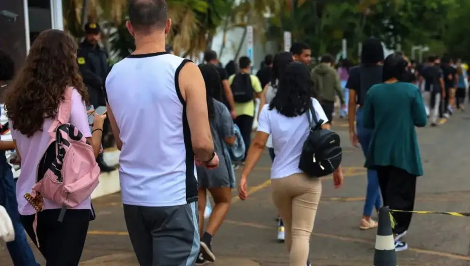 Imagem mostra estudantes em um dia de provas