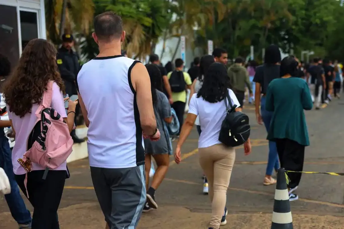 Imagem mostra estudantes em um dia de provas