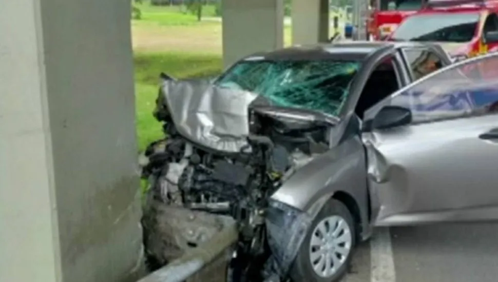 Imagem mostra um carro batido em um pilar na BR-277